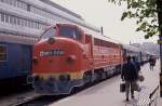 NOHAB M 61008 steht am 14.04.1989 mit einem Schnellzug abfahrbereit im Bahnhof Deli Paliudvar in Budapest. Die Reihe M 61 war damals die Standard Bespannung fr die Zge der Linie Budapest - Tapolca.