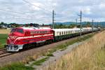 Gleicher Zug, anderer Bildausschnitt: M61 017 ist mit dem Sonderzug SE14998 (Budapest-Nyugati pu.- Hegyeshalom - Spitz a.d. Donau) zur Sonnwendfeier in die Wachau unterwegs. Langenlebarn, am 21.06.2014.