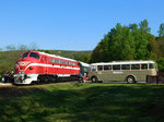 Oldtimer-treffen in Vinye (Bakony - Ungarn). M61 001 mit einem Sonderzug von Zirc nach Budapest über Győr bei der Ankunft in Haltestelle Vinye. Ikarus 630 wartet für die Reisende nach Tata. Das Bild ist meines Sohnes Arbeit (Er ist 9 Jahre Alt und Eisenbahn-Fan) Vinye 30.04.2016.