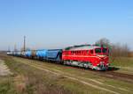 Die retro-lackierte M62 194 mit einem Kesselwagenzug auf dem Weg nach Komárom durch Haltestelle Csémpuszta.