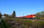 Die Sergej M62 116 fährt mit dem Verschubgüterzug von Dombóvár nach Kunfehértó kurz nach Pörböly, und wird bald die Donaubrücke bei Baja erreichen.