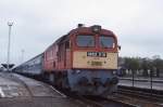 M 62219 steht am 14.5.1999 im Bahnhof Szombathely abfahrbereit vor dem Schnellzug nach Celldmlk.