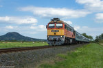 Die 628 320 Taiga-Trommel posiert vor dem Tafelberg in Tapolca den 12.08.2016