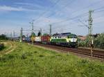 Die 648 001 mit einem Containerzug am  02.08.2020 bei der Durchfahrt in Zalaszentiván.