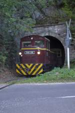 LÁÉV-Diesellok D02-510 verlässt am 06.September 2006 von Garadna kommend den Tunnel und fährt in den Bf. Lillafüred.