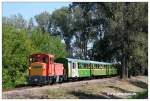 Mk48 2008 mit einem Zug der Schmalspurbahn Balatonfenyves - Somogyszentpal vor Balatonfenyves. Aufgenommen am 15.08.2013