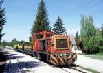 In Szilvasvarad steht am 8.5.2000 Diesellok Mk 48.404 mit einem Sommerzug  fr die nchsten Touristen bereit.