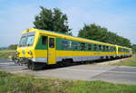 Am sonnigen 29.08.2019 erreichen 247 509 und ein weiterer GYSEV-Triebwagen als R 7124 auf der Fahrt von Sopron nach Wiener Neustadt Hbf den Aufenthalt Wiesen-Sigleß und queren den dortigen Bahnübergang.