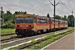 Der Regionalzug aus Szilvasvarad fährt in Eger ein mit 117 320 und 117 246 sowie zwei Zwischenwagen.