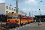 Triebwagen 117 358 (man kann noch die alte Beschriftung Bzmot erkennen) und fünf weitere stehen bereit zur Abfahrt in Debrecen, 26.6.2016     Video der Ausfahrt hier: