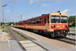 Der Regionalzug aus Szilvasvarad fährt in Eger ein mit 117 320 und 117 246 sowie zwei Zwischenwagen. (12.06.2018)