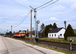 Die 117 320 (ex. Bzmot 320) Triebwagen als 34925 bei der Einfahrt in Bahnhof Kisbér.
Kisbér, 26.02.2023.