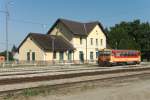 Zu sehen ist ein ungarischer  Schienenbus  im Bahnhof Sellye im Sden des Landes. Sellye ist mittlerweile ein Endpunkt im Personenverkehr, nachdem die Bahnstrecken nach Villany und Barcs eingestellt sind und es nach Kroatien keinen Personenverkehr gibt (12.07.2011)