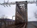 Donaubrcke zwischen den Stationen Budapest-Ujpest und Budapest-Aquincum fels, ber die Brcke fhrt die Strecke Budapest - Eszergom im Norden von Budapest, aufgenommen am 19.01.2007. ber die Brcke fahren hauptschlich die Desiros nach Eszergom. Die Brcke wird auf beiden Seiten auch als  Hochspannungsmasten  verwendet, eine Fernwrmeleitung fhrt auch darber. Auf der rechten Seite darf die Brcke von Fugngern und Radfahrern benutzt werden.