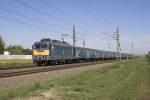V43 1217 zieht den Feszty IC nach Szeged. Hier ist der Zug bei der Anfahrt von Kiskunflegyhza zu sehen.