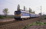 Lange Zeit beherrschte die Baureihe V 43 nahezu alle elektrifizierten 
Strecken in Ungarn und war im elektrischen Betrieb die Universal Lokomotive
der MAV. Am 13.4.1989 begegnete mir V 431371 mit einem Personenzug bei Acs 
auf der Fahrt in Richtung Gyr.