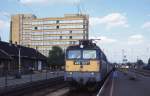 V 431072 steht abfahrbereit mit einem Schnellzug
am 21.4.1998 um 16.48 Uhr im Hauptbahnhof Pecs.
