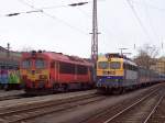 V43 2260 und M41 2110 der MAV am 19.01.2007 im Bahnhof Budapest-Nyugati.
