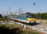 Die 431 359 mit einem D nach Budapest am 01.10.2016 bei der Durchfahrt in Kerta.