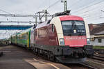 470 004  650 Jahre Universität Pecs  bringt den IC 914 aus Budapest Keleti nach Szombathely. Das Foto entstand am 08.04.2017.