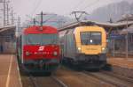 Ungarn trifft sterreich. Im Bahnhof von Amstetten (N) schiebt sich 1047 002-9 mit EuroCity an einem CityShuttle-Steuerwagen, hier 80-73 077-4, vorbei. (Nov. 2008).