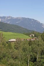 MAV 470 010 mit EC-531 vor Eichberg. Wegen Gegenzug leider nicht anders mglich gewesen. 15.8.12