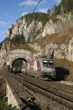 470.004  Opera  verlässt mit EN-234 den Kleinen-Krausel-Tunnel mit der Polleroswand hinter Breitenstein am 28.11.15