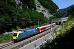 Nach Verlassen des 940 Meter langen Ofenauer Tunnels zwischen Golling-Abtenau und Sulzau hat der REX 1508 nach Wörgl, geführt von der ungarischen 470.002, gerade die Salzach überquert.