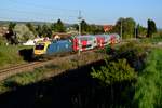 Der zweite am 20. April 2016 auf der Franz-Josefs-Bahn eingesetzte  Puszta Ochse  war die 470 002. Hier schiebt der MAV Taurus den REX 2127 von České Velenice nach Wien Franz-Josefs-Bahnhof und passiert in Kürze den Bahnhof Glaubendorf-Wetzdorf, dessen Bahnsteig man im Hintergrund erkennen kann.