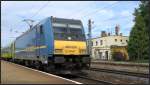 Die Traxx 480 420 der Mav Trakcio fährt mit einen Personenzug am Haken durch den Bahnhof von Komárom.