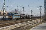 630 151 fährt am 8.03.2017 mit einem Güterzug durch den Bahnhof Hegyeshalom.