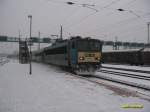 MV V63 016 fhrt mit einem Schnellzug den Bhf. Budapest-Ferencvros am 31.01.2005. durch.