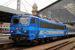 Die 630 027, die als einzige Maschine ihrer Baureihe das Design der Rail Cargo Hungaria trägt, wartet mit einem Schnellzug in Budapest - Nyugati pu.