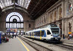 Triebzug BR 415 als S80 nach Gödöllö wartet im wunderschönen Bahnhof Budapest-Keleti pu auf die Abfahrt. Budapest, 15.6.2023