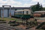 Blick auf den Wagenschuppen der LAEV in Miskolc-Majlath, 10.7.16 
Hier ist das Depot der Waldeisenbahn; der ehemalige Bahnhof wird ohne Halt durchfahren.