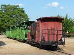 Güterwagen und  Cabrio-Wagen  im Bahnhof Dombrad, 23.