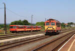 Die Diesellok hat den Zug aus Budapest - Balatonfüred nach Tapolca gebracht und setzt nun ans Zugsende um. Im Hintergrund warten vier Beiwagen auf ihren nächsten Einsatz. Tapolca, 16.6.2023