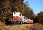 Die Mk45-2003 mit einem Planzug in Richtung Széchenyi-hegy zw. Bahnhöfe Hárshegy und Szépjuhászné.
Budapest, 07.11.2020.