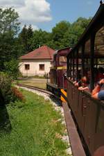 Die Waldeisenbahn nach Lillafüred kurz nach der Abfahrt in Miskolc, 10.7.16    Im Hintergrund eins der für Ungarn so typischen quadratischen Dorfhäuser.
