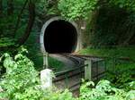 In diesen Tunnel geht es Richtung Miskolz, die Weiche gehört zum Gleisdreieck von Lillafüred, 10.7.16 

Ein Video vom aus dem Tunnel kommenden Zug gibt es hier:
http://www.bahnvideos.eu/video/Ungarn~Schmalspurbahnen~Miskolc+LAEV/20747/die-lok-d02-510-der-waldeisenbahn-laev.html