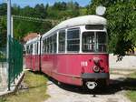 Hier Steuerwagen 195 der ehemaligen Wiener Straßenbahn auf dem  LAEV-Gelände in Miskolc-Majlath, 10.7.16    Das Objektiv der kleinen Kamera passt genau durch die Gitterstäbe des Zauns