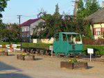 Das Gelände des Bahnhofs in Dombrad ist ein kleines Freilichtmuseum, hier eine kleine Motor-Draisine mit zwei Wagen.