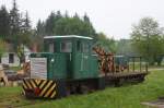 Bei einem Abstecher am 5.5.2010 zur Waldbahn Mesztegnyö traf ich  dort auch diese kleine Diesellok E 04048 vor einem Holztransportwagen an.