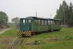 Bei einem Abstecher am 5.5.2010 zur Waldbahn Mesztegnyö traf ich  dort die kleine Diesellok E 04047 vor zwei Personenwagen an.