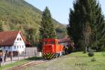 Ankunft eines Personenzuges mit offenen Sommerwagen in Szilvasvarad. Diesellok Mk 48403 bringt am 11.10.2014 hier gerade Besucher aus den Bergen zurück.