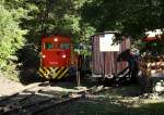 Mk 48403 ist am 11.10.2014 talwärts unterwegs und passiert hier einen im Wald aufgestellten Güterwagen, der hier als Büfett dient.