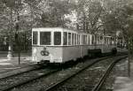 Die alte U-Bahn mit dem kleinen Beiwagen vorner.