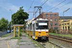 Tatra T5C5 4290 und ein weiterer T5C5 fahren als Linie 28 aus der Station Egészségház aus.