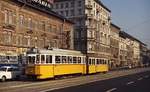 Im Oktober ist Tw 1511 der Budapester Straßenbahn unweit vom Keleti pu. auf der Thököly utca auf der längst eingestellten Linie 67 im Einsatz. Diese 1941 in Dienst gestellten Fahrzeuge vom Typ F1A basieren auf dem Typ F/F1 (Baujahre 1896/97) und wurden bis 1981 im Liniendienst eingesetzt.