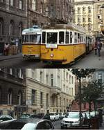Die Straßenbahn Budapest Einst & Jetzt: Bis zur Eröffnung der Metrolinie M3 im Jahre 1990 verbanden zahlreiche Straßenbahnlinien den Stadtteil Ujpest mit dem Moskva ter unweit des Westbahnhofes. Der Endpunkt der Straßenbahnen lag unweit des Moskva ter (heute Nyugati ter) in einer Seitenstraße, der Kadar utca. Im Oktober warten dort der F/F1 1634 und der Gelenkwagen FVV CS 1117 auf Fahrgäste. Die Triebwagen der Reihe F/F1 basieren auf einer Konstruktion von 1896/97 und erhielten 1956 einen Stahlaufbau. Die letzten Fahrzeuge dieses Typs wurden erst 1981 abgestellt und überlebten damit die wesentlich jüngeren FVV CS (Baujahr 1961) um zwei Jahre. Im Juni 2011 erinnert hier nichts mehr an die Straßenbahn.
